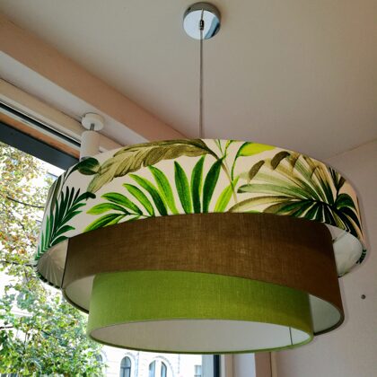 Slīpā "tortītes" formas griestu lampas zaļganos tropiskos toņos, ar D59 D49D39cm un dekora
