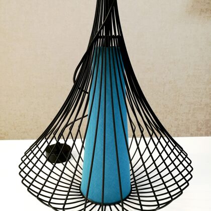 Slaidā griestu lampa ar ārējo metāla kupolu un lina auduma abažūru