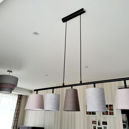 Griestu lampa virs ēdamgalda