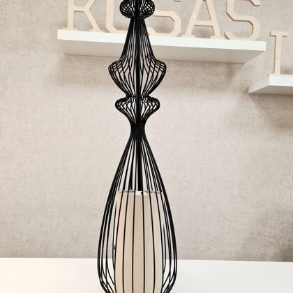 Garena griestu lampa ar ārējo metāla kupolu un auduma iekšējo abažūru