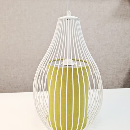 Griestu lampa ar baltu ārējo metāla kupolu un auduma iekšējo abažūru