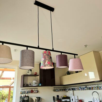 Griestu lampa virs ēdamgalda ar 5 nelieliem abažūriem