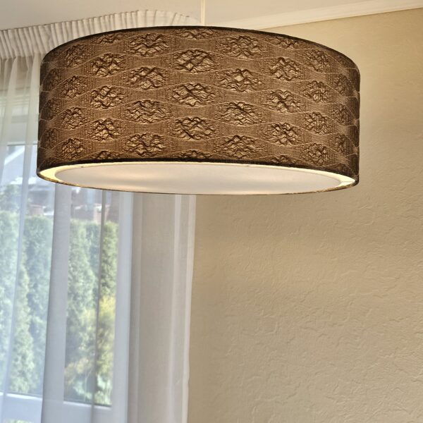 Liela tabletes formas griestu lampa, D70cm, ar audumu nosegtu apakšu 