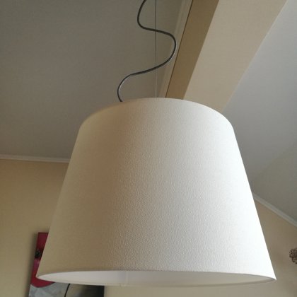 Trapecveida griestu lampa ar brīvi krītoša griestu vada un troses stiprinājumu, D43 D35, H