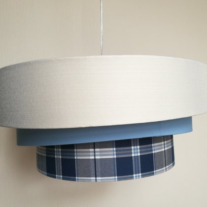 3-līmeņu griestu lampa ar ieslīpām daļām.