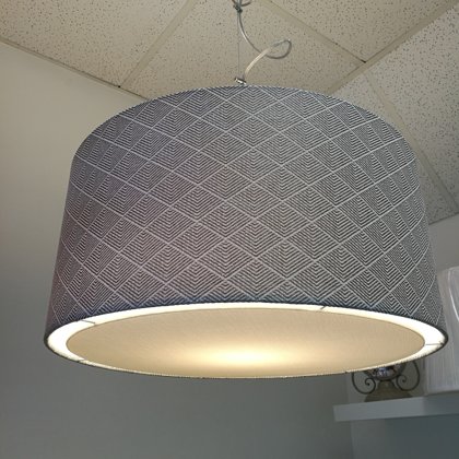Griestu lampa D50 cm ar daļēji slēgtu apakšu