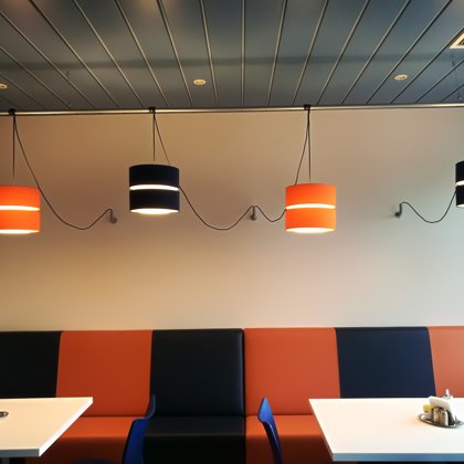 Griestu lampas uz stieņa kafejnīcai Rīgā