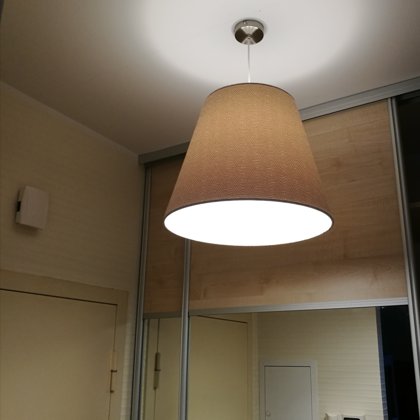 Griestu lampas koridoram