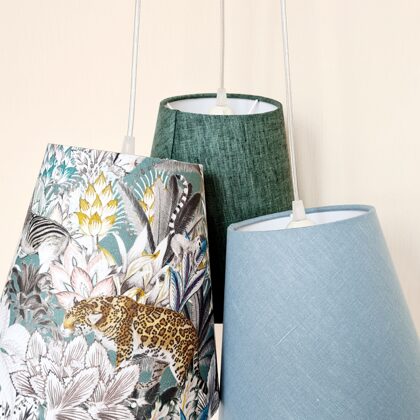 Pušķu lampa ar 3 vienāda izmēra abažūriem bērnu istabai