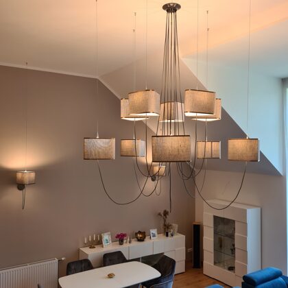 2-līmeņu lielā trosīšlampa ar 10 noapaļotiem trijstūrveida abažūriem. 