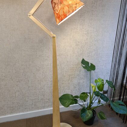 Priedes koka stāvlampa ar ziedu abažūru