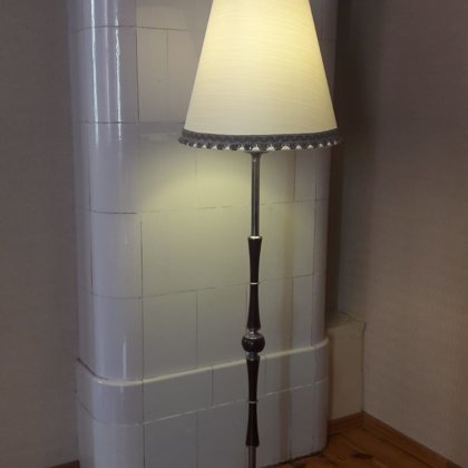 Atjaunota sena stāvlampa