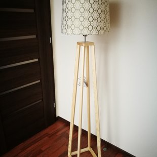 Stāvlampa ar izšūtu audumu