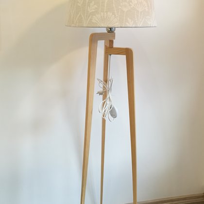 Stāvlampa ar pieneņpūku motīvu