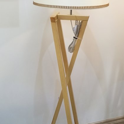 Stāvlampa ar dekoratīvo apmalīti