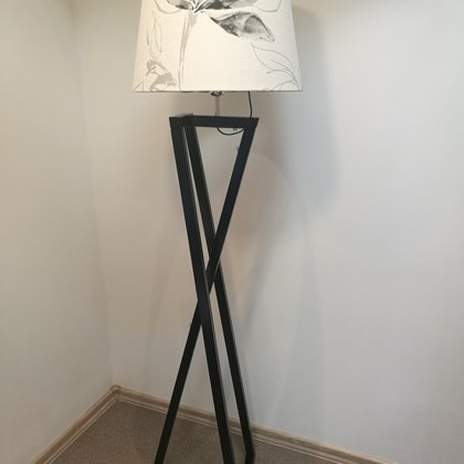 Melns un balts stāvlampā