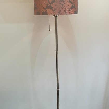 Grīdas lampa ar zīdu.