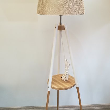 Stabila stāvlampa ar plauktiņu