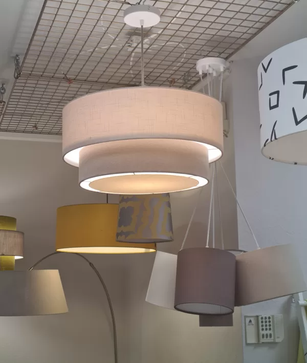 Taisnā "tortītes"formas griestu lampa pūdertoņu krāsā ar daļēji slēgtu apakšu, ar D50 D40c