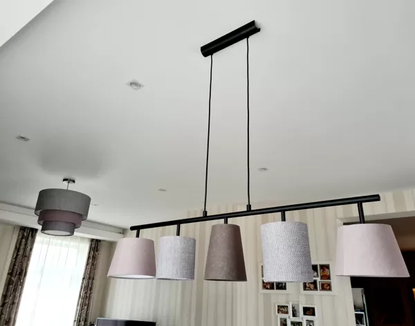 Griestu lampa virs ēdamgalda