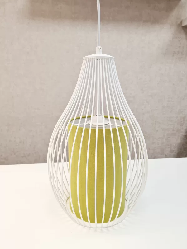 Griestu lampa ar baltu ārējo metāla kupolu un auduma iekšējo abažūru