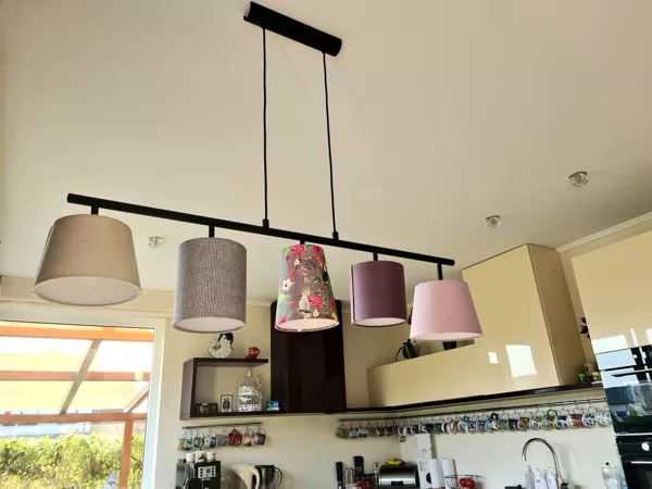 Griestu lampa virs ēdamgalda ar 5 nelieliem abažūriem