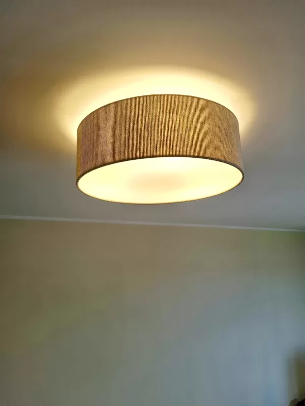 Apaļā griestu lampa ar D50 cm un augstumu 16cm, piemērota arī zemiem griestiem