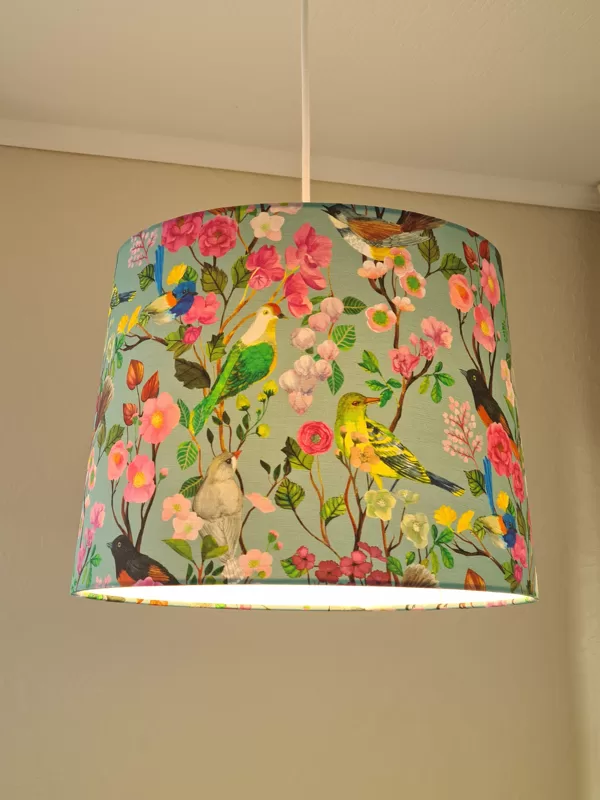 Printa audums ar putniem un ziediem konusformas lampā