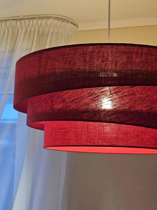 Slīpā "tortītes" lampa ar caurspīdīgu plastikātu iekšpusē un linu audumu, augšā D60cm