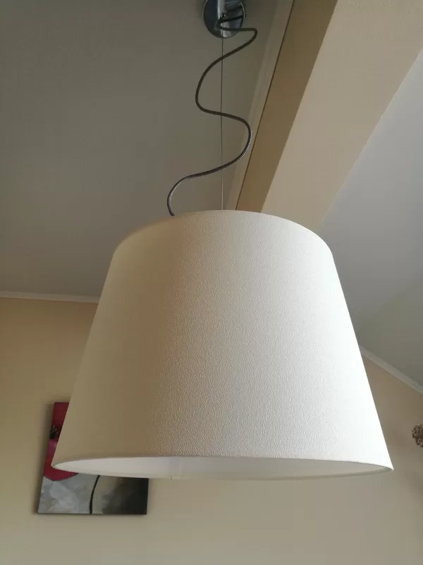Trapecveida griestu lampa ar brīvi krītoša griestu vada un troses stiprinājumu, D43 D35, H
