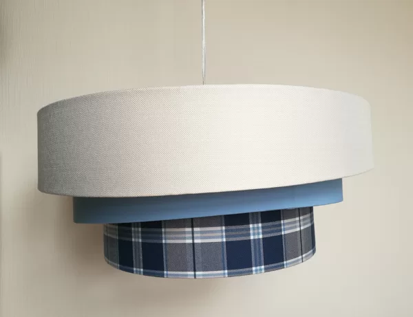 3-līmeņu griestu lampa ar ieslīpām daļām.