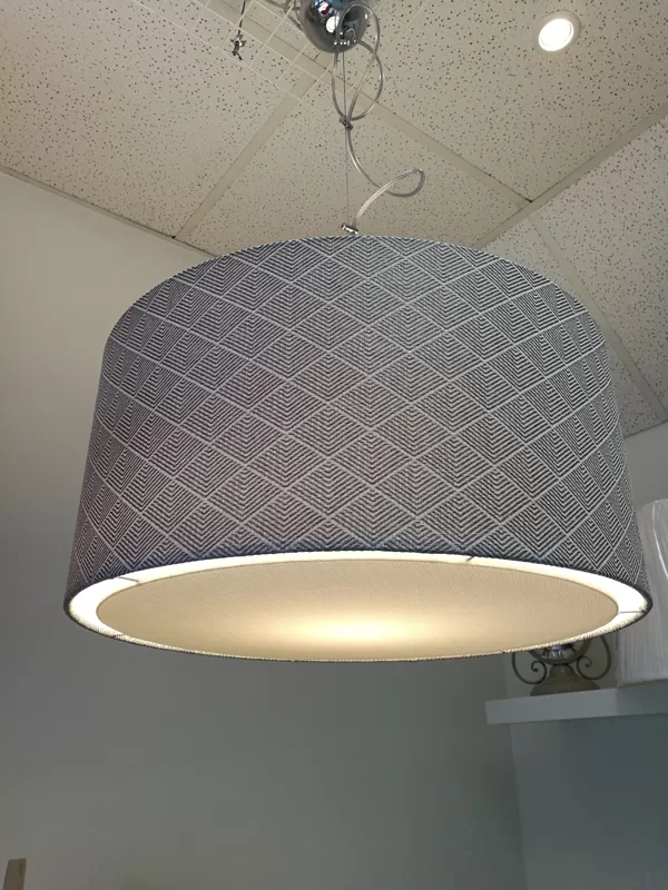 Griestu lampa D50 cm ar daļēji slēgtu apakšu