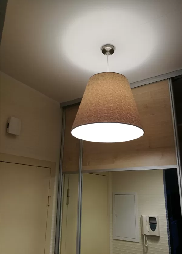 Griestu lampas koridoram