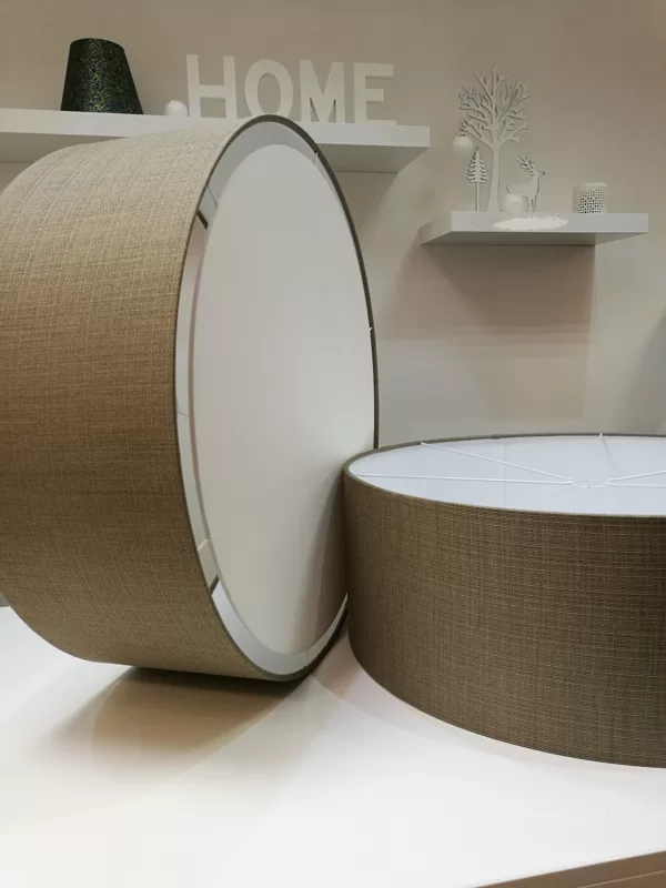 Griestu lampas ar D70 cm un daļēji slēgtu apakšu