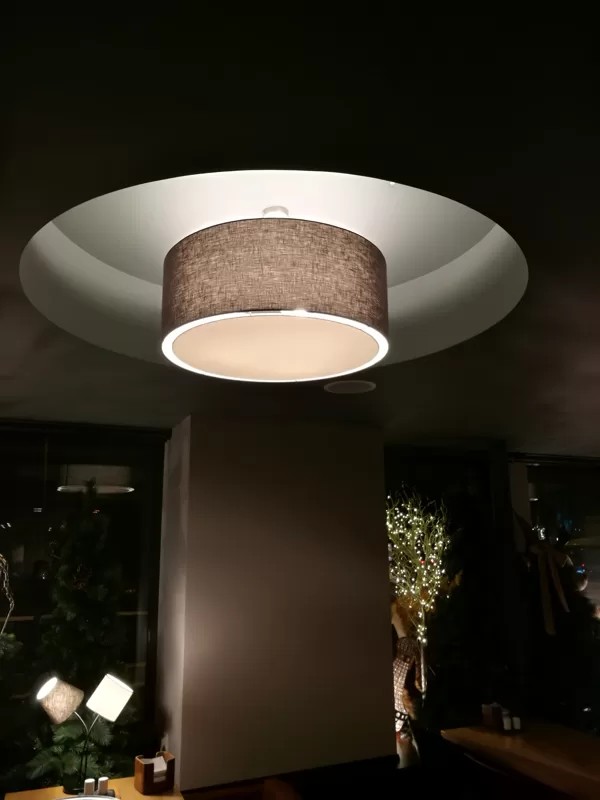 Lielā griestu lampa ar D70 cm ar daļēji slēgto apakšu