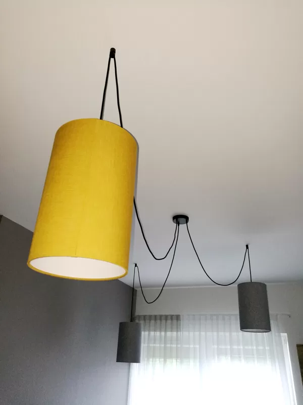 "Zirneklīša"formas lampa ar 3 cilindrveida abažuriem virtuvei