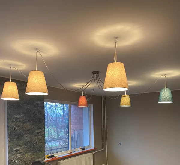 "Zirneklīša" formas lampa ar 6 vienādiem abažūriem