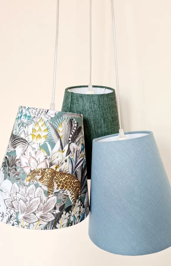 Pušķu lampa ar 3 vienāda izmēra abažūriem bērnu istabai