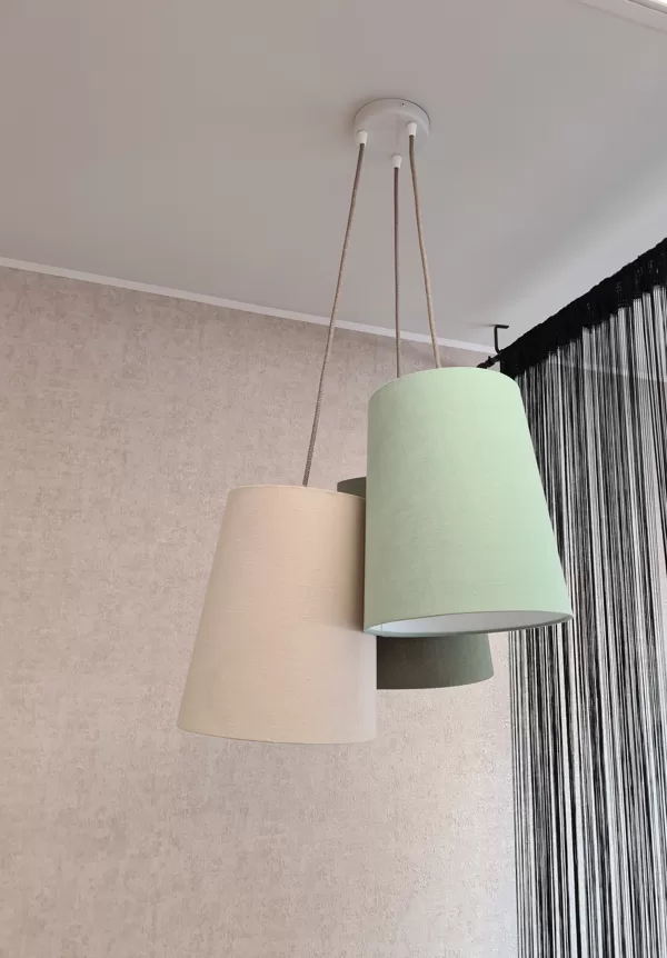 Pušķu lampa ar 3 lielākiem abažūriem