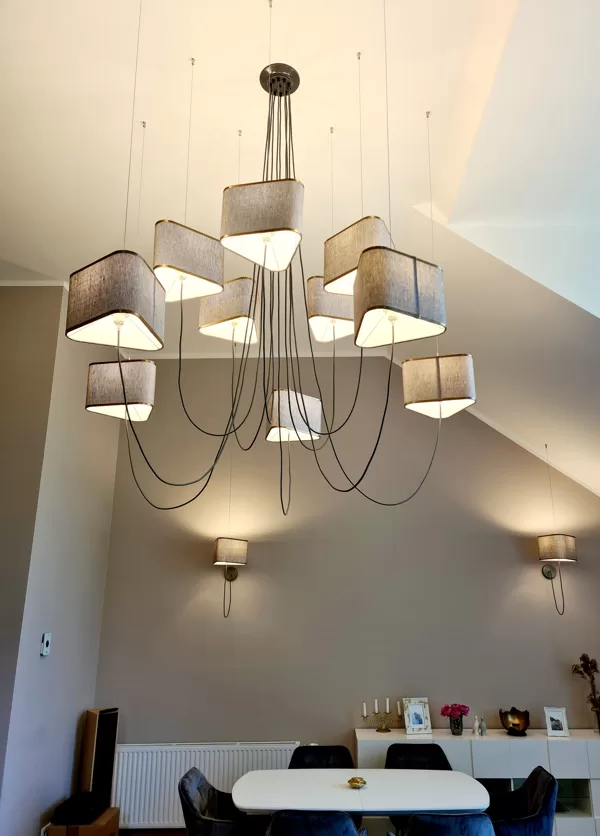 Trosīšlampa izkārtota 2 līmeņos. 