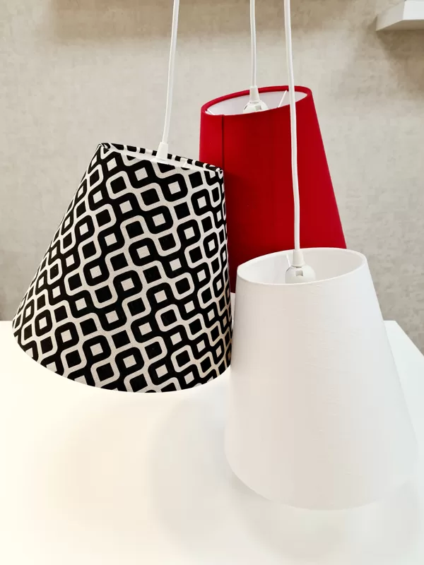 Pušķu lampa ar 3 abažūriem