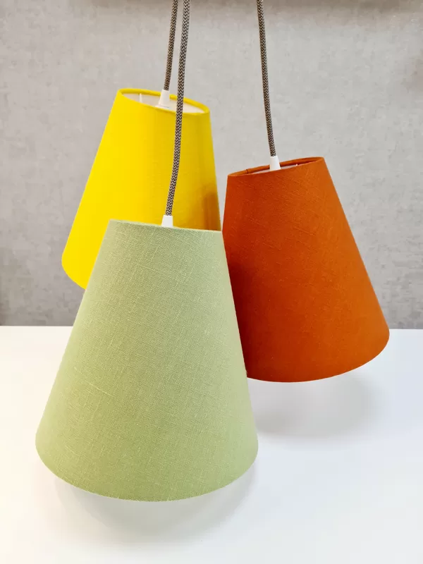 Pušķu lampa ar 3 vienāda izmēra konusveida abažūriem, to izmēri D12D25H25cm