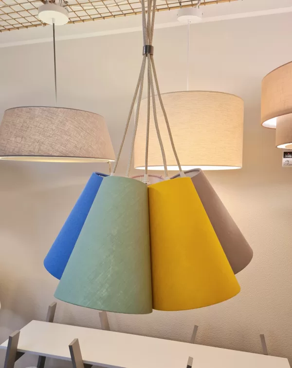 Pušķu lampa ar 5 abažūriem, izkārtotiem vienā līmenī, ar regulējamu gredzenu