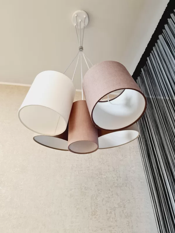 Liela pušķu lampa virs ēdamgalda ar 5 cilindra formas abažūriem un regulēšanas gredzenu