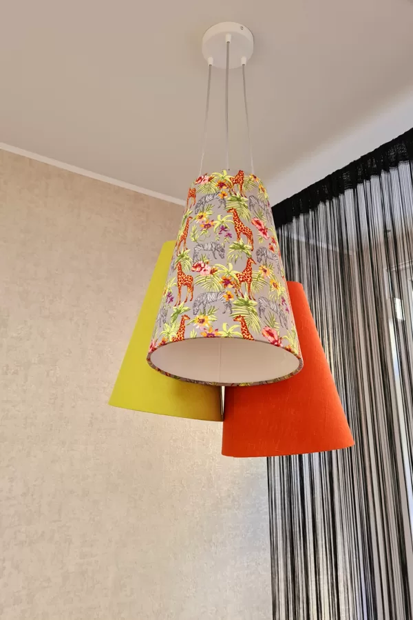 Pušķu lampa ar 3 dažādiem slaidiem abažūriem