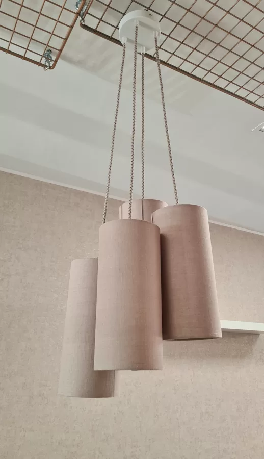 Pušķu lampa ar 4 cilindra formas abažūriem no linu auduma