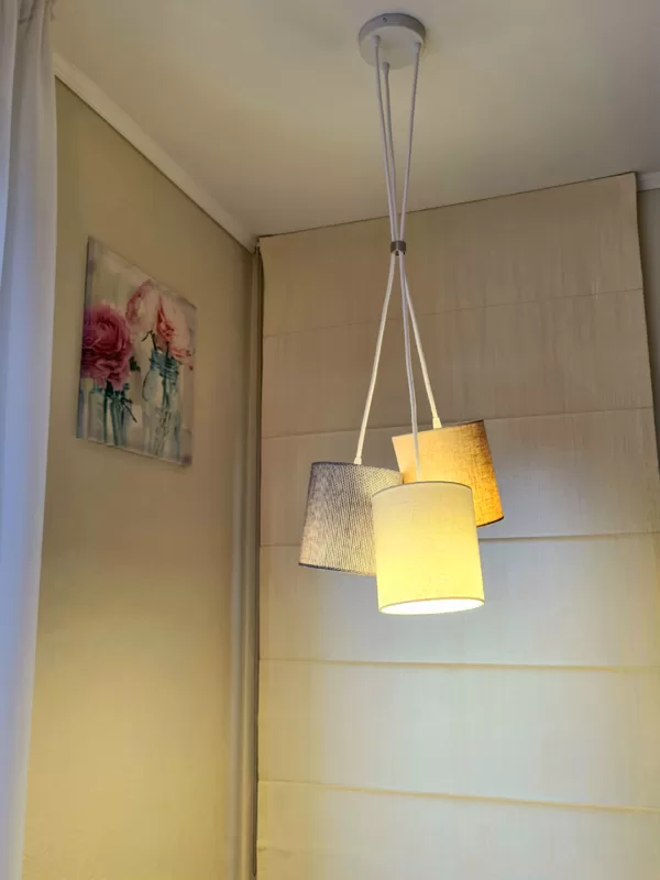 Pušķu lampa virs ēdamgalda no 3 dažadiem linu audumiem