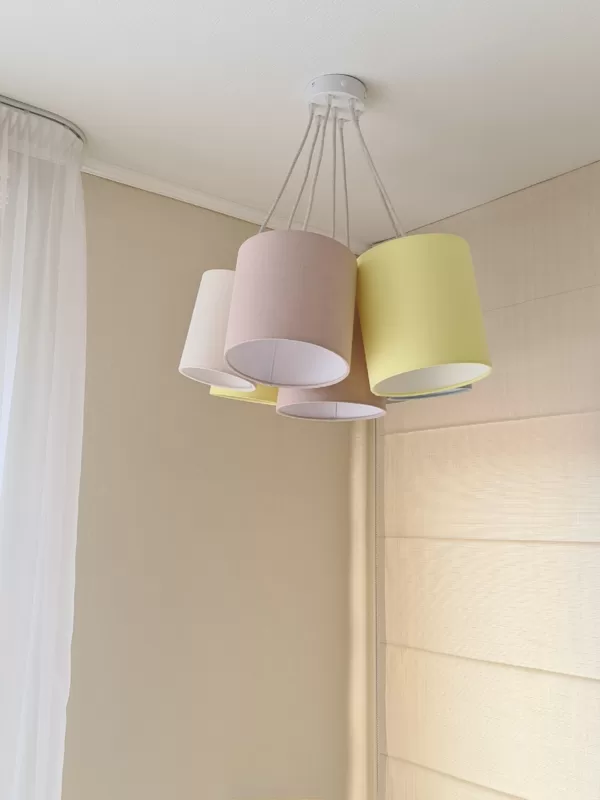 Pušķu lampa ar 7 abažūriem no linu audumiem