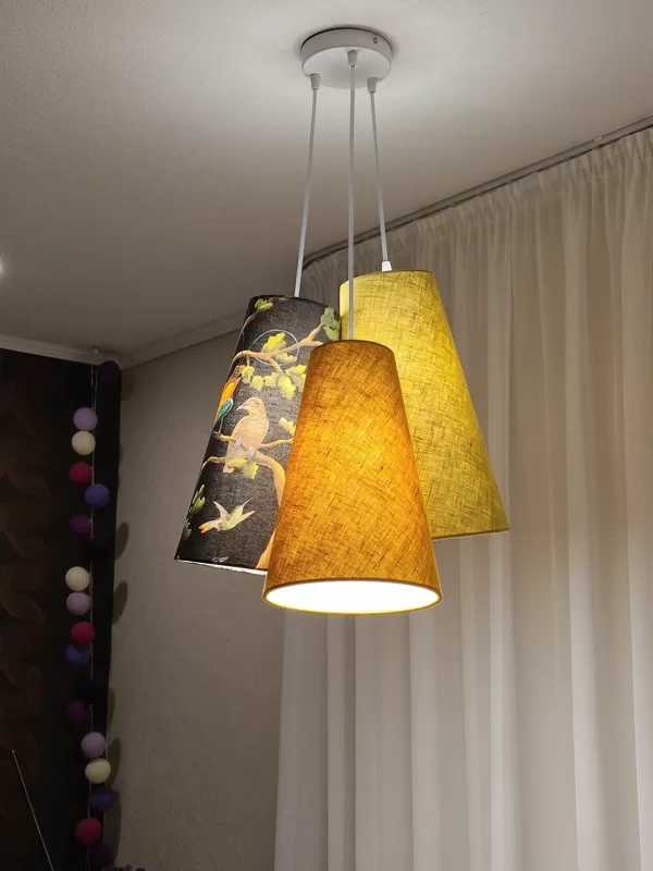 Pušķu lampa ar 3 dažādiem konusveida abažūriem