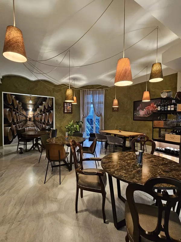 Zirneklīša lampa ar 7 divpusējiem abažūriem restorānā Rīgā